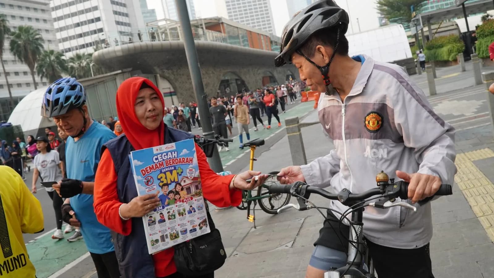 Relawan PMI kampanyekan Jakarta Zero Jentik di Bundaran HI, Jakarta Pusat