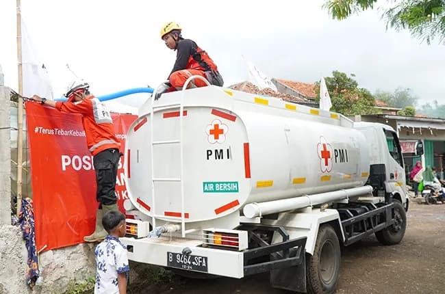 Program kebersihan lingkungan dan sanitasi PMI.
